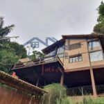 Maravilhoso sobrado rústico em frente ao lago em cond. fechado